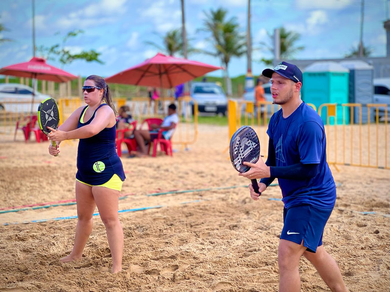 Projeto Verão Esportivo 2024 reúne atletas profissionais e promessas do Beach Tennis em Mucuri.