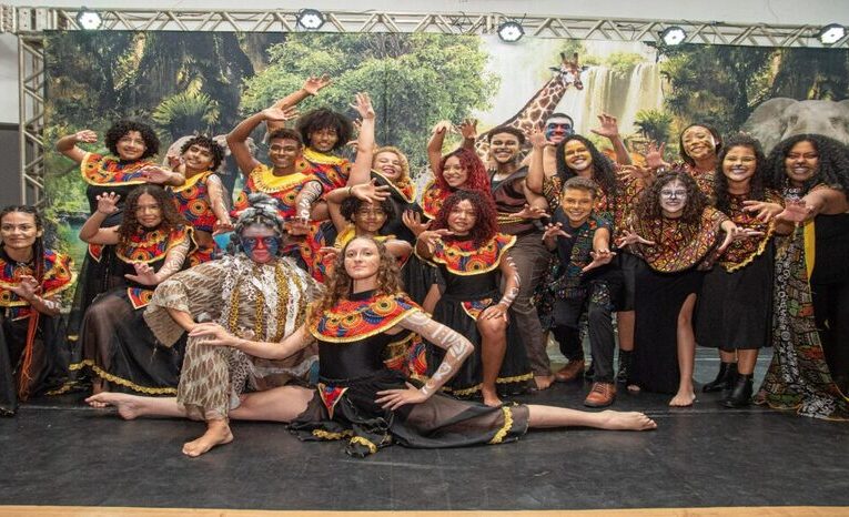 Espetáculo “O Rei Leão – O Musical” emociona público e celebra talentos da Casa da Cultura em Teixeira de Freitas
