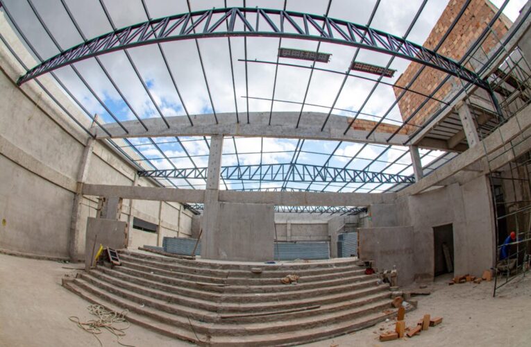 Mais educação, cultura e desenvolvimento: Prefeitura avança com obras de auditório da Escola Antônio Chicon.