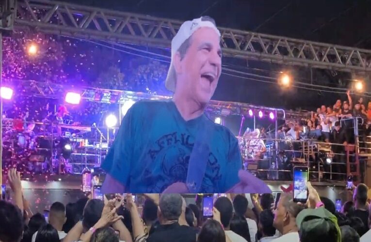 Segundo dia da Micareta Teixeira 40 Anos, foliões vão ao delírio ao som de Durval Lelys cantando os maiores sucessos do Asa de Águia na Avenida das Nações! Confira!