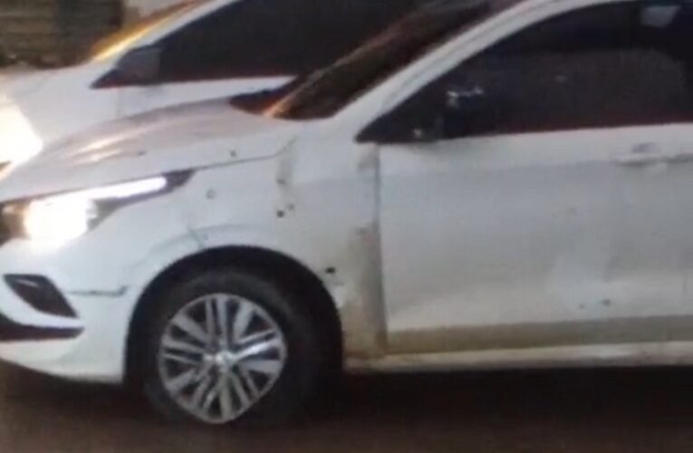 Carro do diretor do presídio é alvo de emboscada em Eunápolis; motorista é baleado.
