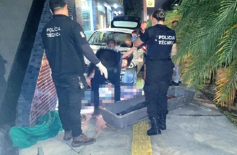 Motorista bêbado é indiciado por homicídio doloso após atropelar e matar dois moradores de rua em Teixeira.