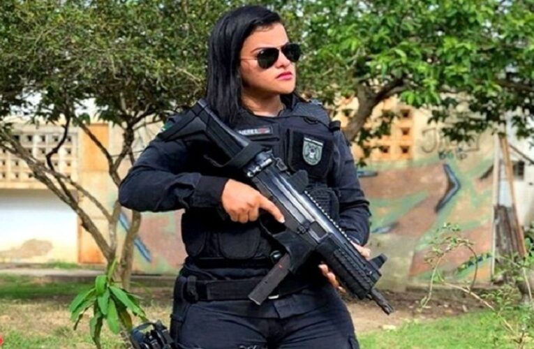 Joneuma Neres é transferida para presídio em Itabuna. A policial penal é acusada de integrar e facilitar a fuga de 16 detentos da Facção “Primeiro Comando de Eunápolis”, em 2024.